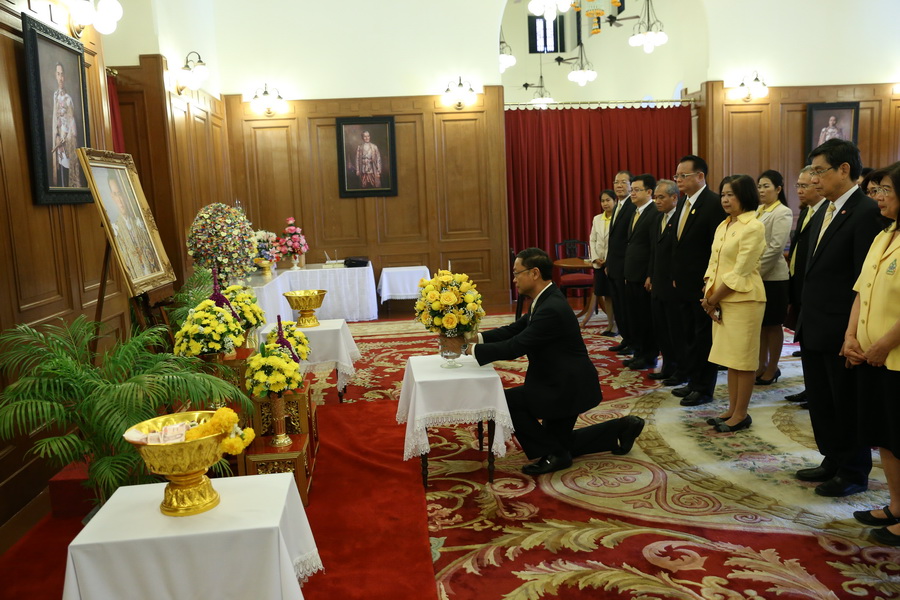 offered flowers arranged in lotus-shape and signed blessing to &quot;His Majesty King Bhumibol Adulyadej the Great,&quot;